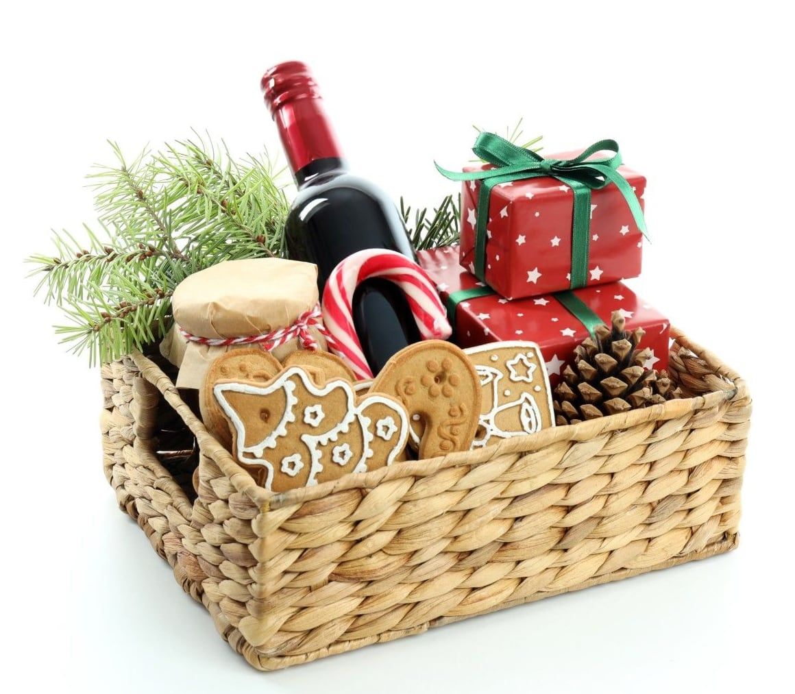 Canasta navideña con vino, galletas decoradas y regalos de temporada
