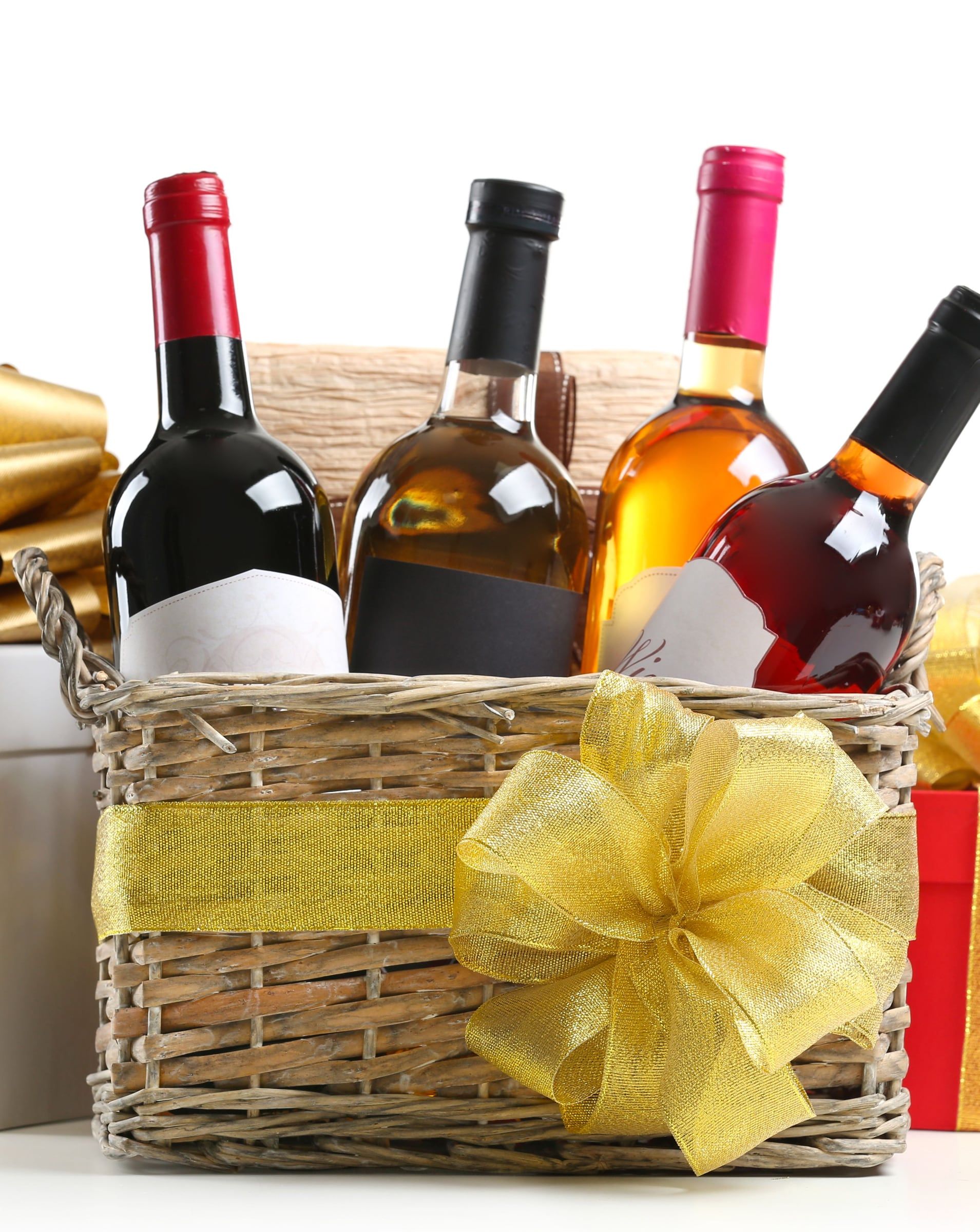 Canasta corporativa con botellas y lazo dorado