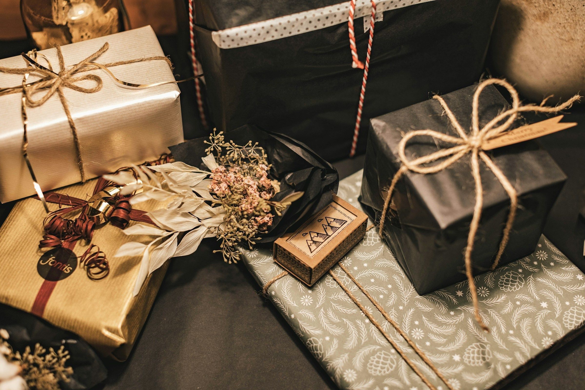 Mesa llena de regalos corporativos envueltos y listos para entregar