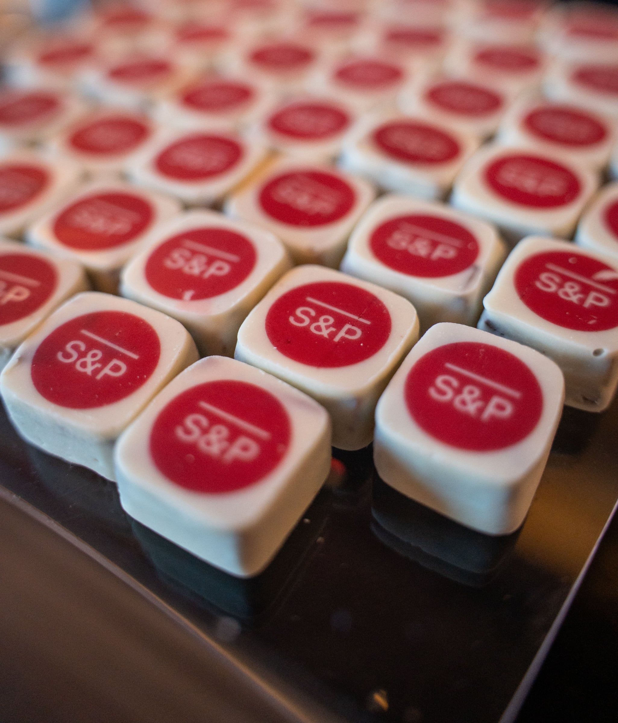 Chocolates personalizados con el logo de la empresa impreso